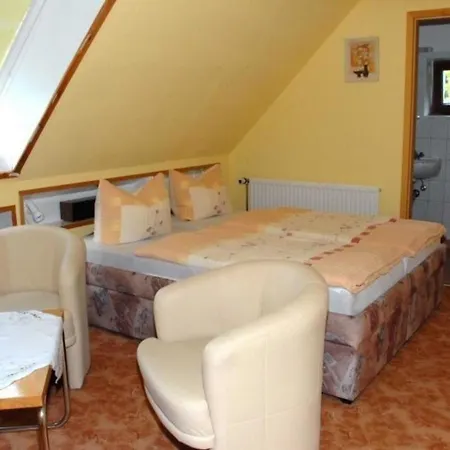 Apartment Gaestezimmer Mit Garten Werneuchen